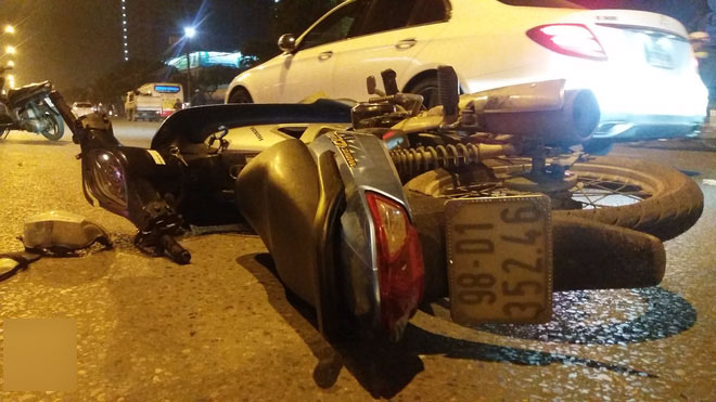 Hà Nội: Sau cú tạt đầu kinh hoàng, nam thanh niên đâm bật tung dải phân cách bằng sắt