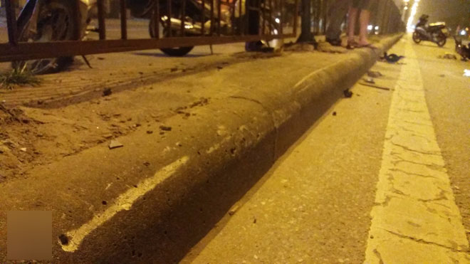 Hà Nội: Sau cú tạt đầu kinh hoàng, nam thanh niên đâm bật tung dải phân cách bằng sắt