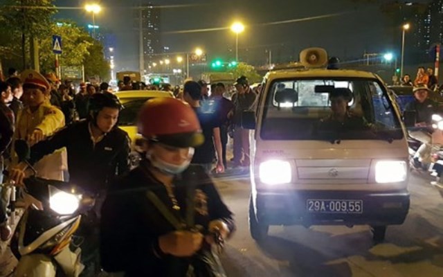 Đôi vợ chồng đi xe máy bị tài xế ô tô đánh be bét máu giữa đường xin… giảng hòa