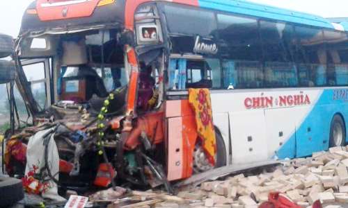 Xe khách đâm xe tải lật nghiêng trên quốc lộ