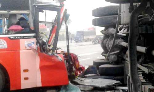 Xe khách đâm xe tải lật nghiêng trên quốc lộ