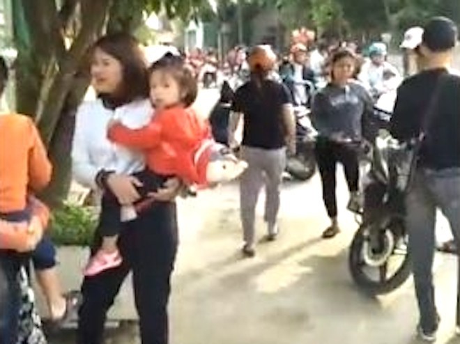 Bé gái 4 tuổi ngủ dưới gầm giường, người thân tưởng bị bắt cóc hô hoán cả xóm đi tìm