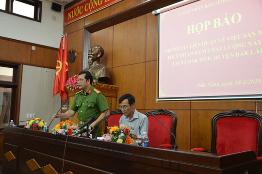 Các đối tượng nhuộm cà phê với than pin ngoan cố không khai