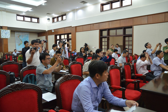 Các đối tượng nhuộm cà phê với than pin ngoan cố không khai