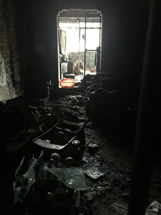 Dù phòng trọ bị cháy trụi do hỏa hoạn, nam sinh vẫn vui mừng vì đôi giày quý còn nguyên không sứt mẻ