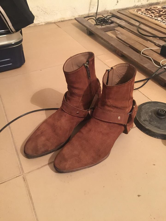 Dù phòng trọ bị cháy trụi do hỏa hoạn, nam sinh vẫn vui mừng vì đôi giày quý còn nguyên không sứt mẻ