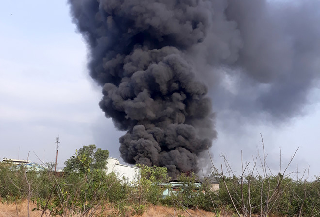 Cháy lớn xưởng tái chế nhựa ở Sài Gòn