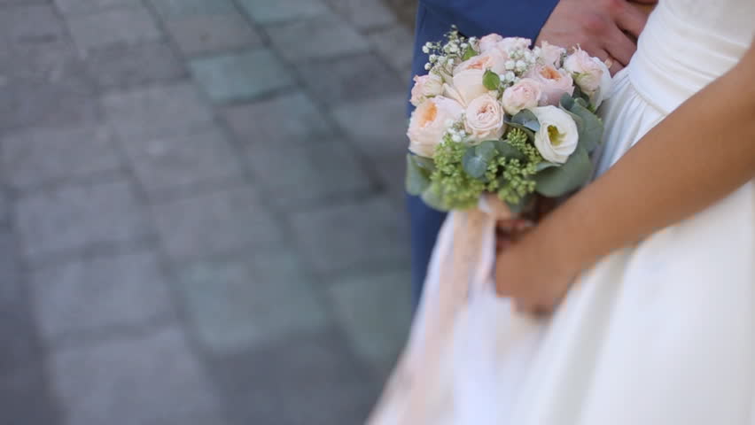 Cô gái mặc váy trắng khóc nức nở khiến hôn trường nhốn nháo