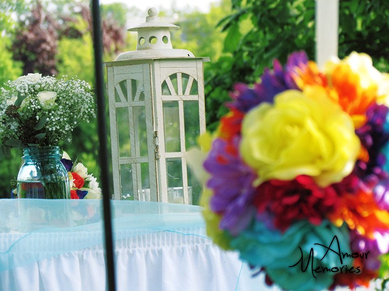 Cô gái mặc váy trắng khóc nức nở khiến hôn trường nhốn nháo