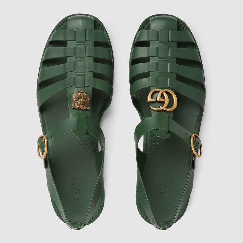 Lầy lội như Công Phượng: Không có tiền mua sandal 11 triệu của Gucci thì cứ lấy luôn dép rọ quê hương mà đi