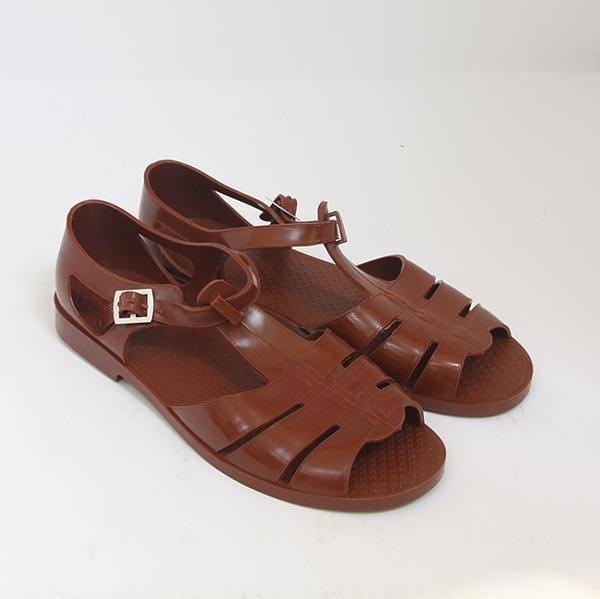 Lầy lội như Công Phượng: Không có tiền mua sandal 11 triệu của Gucci thì cứ lấy luôn dép rọ quê hương mà đi