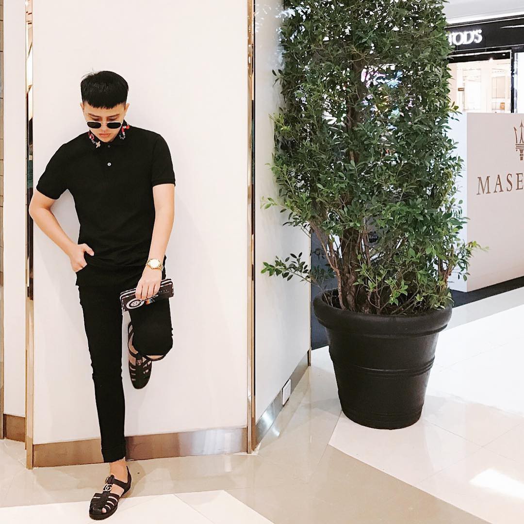 Lầy lội như Công Phượng: Không có tiền mua sandal 11 triệu của Gucci thì cứ lấy luôn dép rọ quê hương mà đi