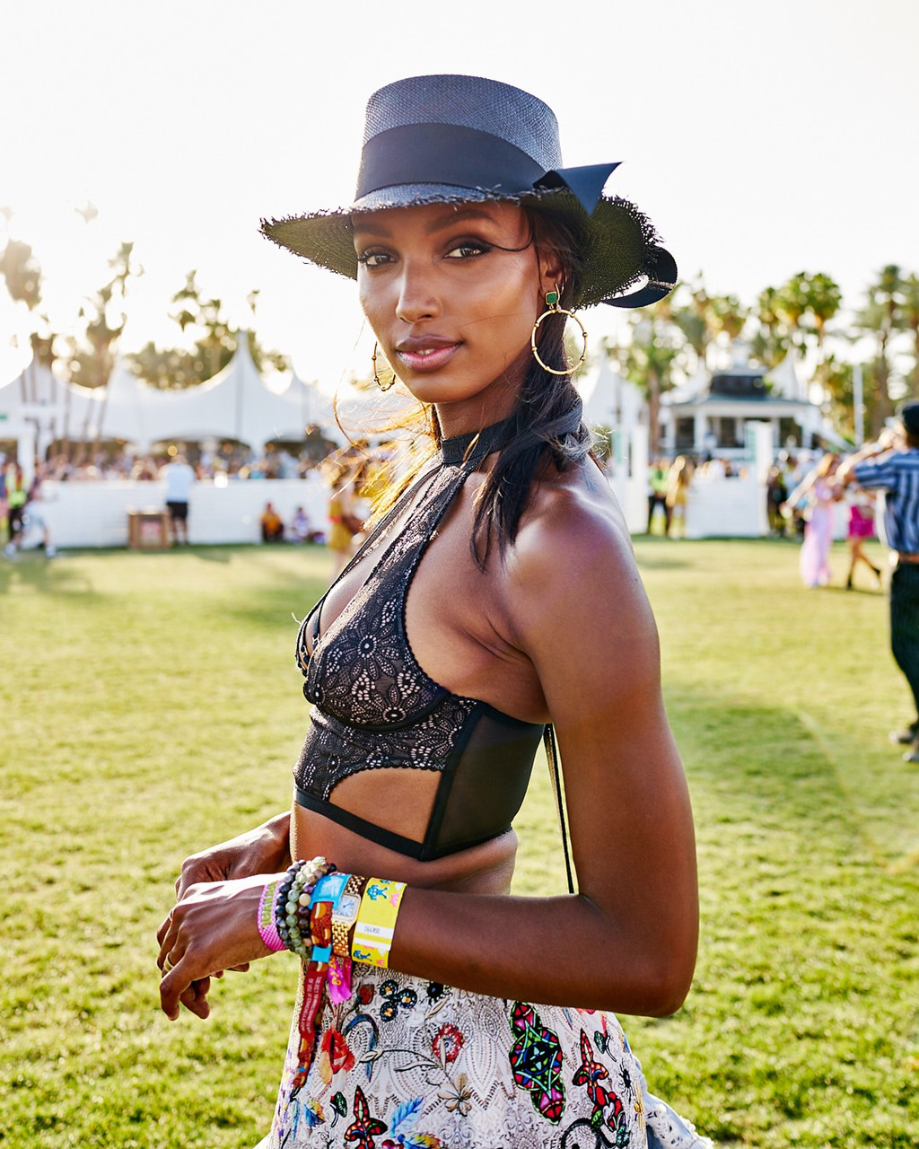 Crop-top, nội y được sao quốc tế lăng xê tại Coachella 2018