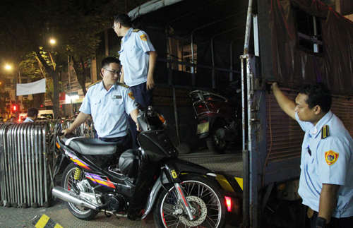 Ông Đoàn Ngọc Hải kiểm tra PCCC giữa đêm