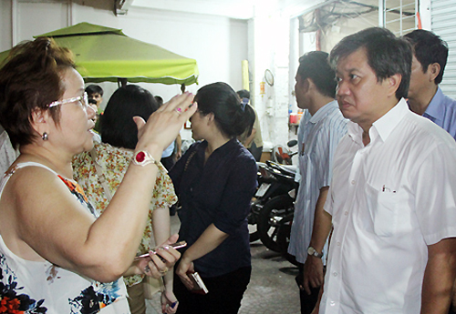 Ông Đoàn Ngọc Hải kiểm tra PCCC giữa đêm