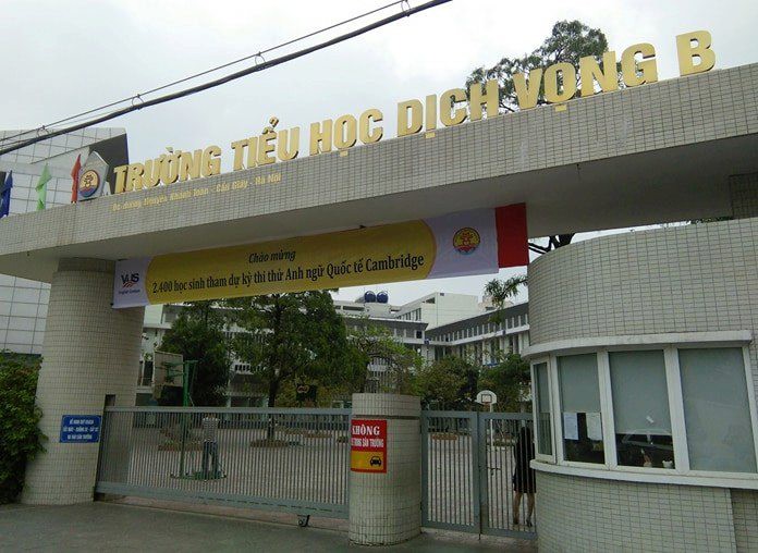 Học sinh tiểu học rơi từ tầng 4 xuống đất đến trường 2 phút trước khi xảy ra sự việc