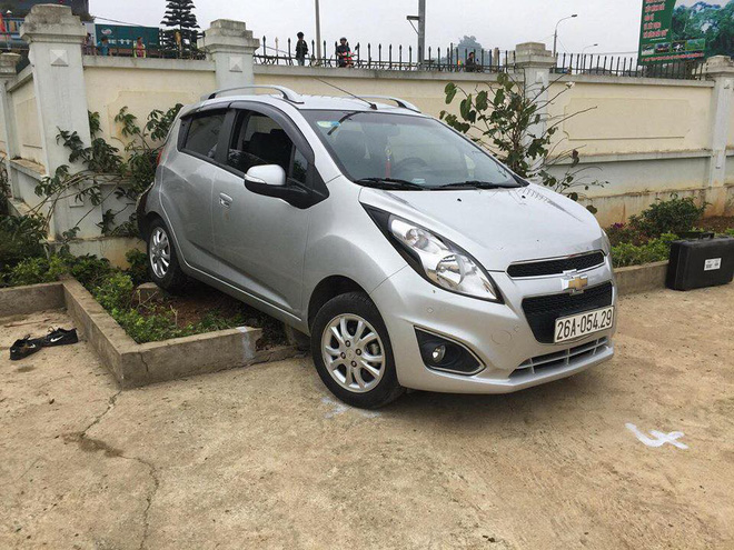 Công an triệu tập thầy giáo lùi xe ô tô trong trường khiến 1 học sinh tử vong, 1 học sinh gãy chân