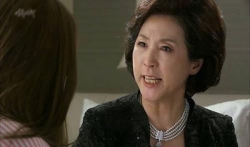 Chì chiết con dâu luộm thuộm, con trai nói một câu khiến bà mẹ sững người