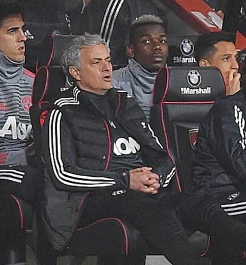 Pogba không bắt tay Mourinho khi bị thay ra