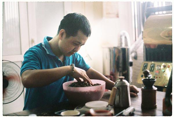 Chuyên gia rang cà phê mách cách chọn cà phê chuẩn, không pha trộn pin, đất