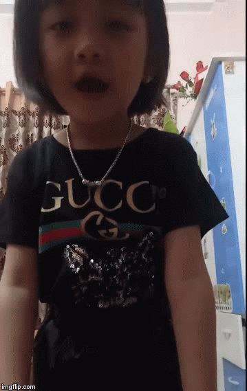 Cô nhóc sún răng khiến các mẹ đứng ngồi không yên với màn livestream bán hàng siêu dễ thương