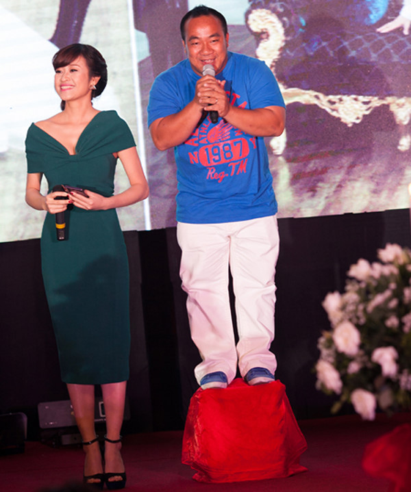 Bí kíp gian lận chiều cao cực ‘đỉnh’ của sao nam V-biz khiến fan ‘ngã ngửa’