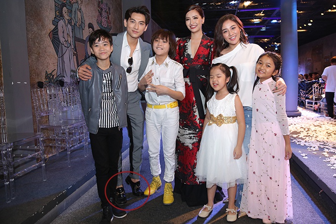 Bí kíp gian lận chiều cao cực ‘đỉnh’ của sao nam V-biz khiến fan ‘ngã ngửa’