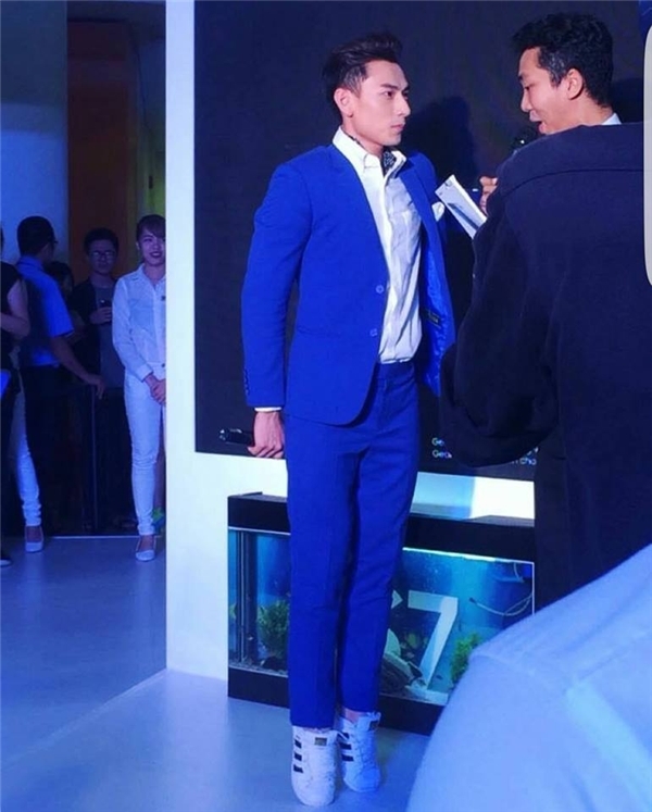 Bí kíp gian lận chiều cao cực ‘đỉnh’ của sao nam V-biz khiến fan ‘ngã ngửa’