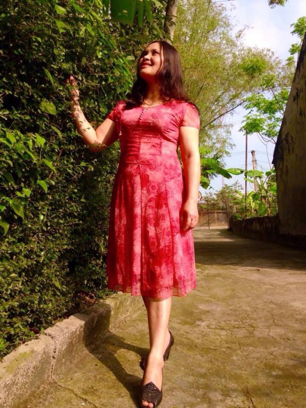 Khi phụ huynh hội nhập Facebook: Chụp cho mẹ chân thật dài và thật duyên dáng nhé!