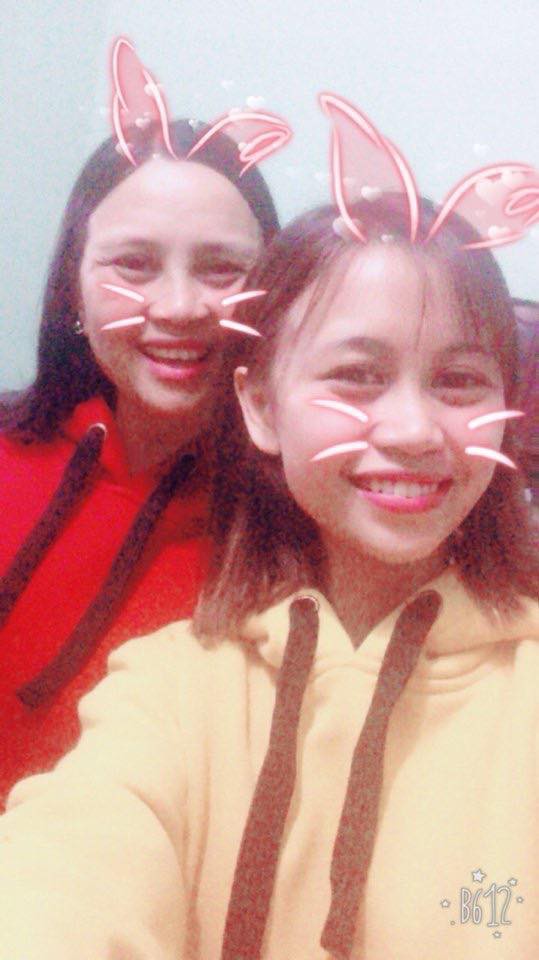 Khi phụ huynh hội nhập Facebook: Chụp cho mẹ chân thật dài và thật duyên dáng nhé!