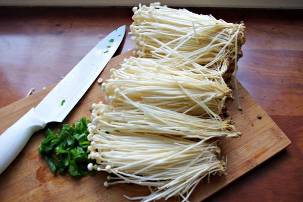 Tự trồng nấm kim châm tại nhà rất dễ, 2 tuần là ăn đã đời, tội gì không trồng ngay Tự trồng nấm kim châm tại nhà rất dễ, 2 tuần là ăn đã đời, tội gì không trồng ngay