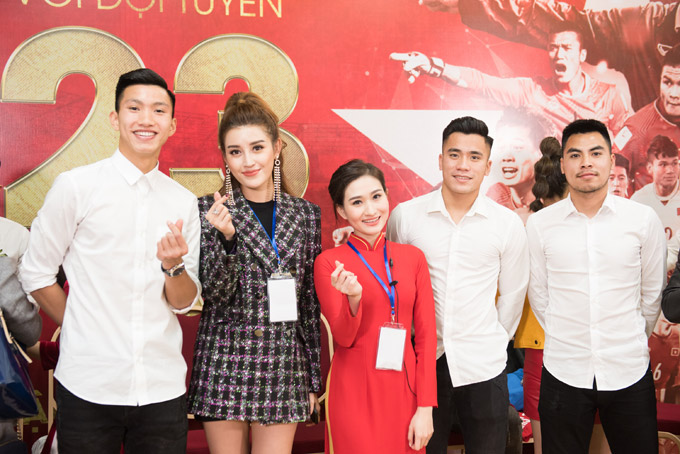 Ngày thường ‘lầy lội’ là thế nhưng khi đứng cạnh mỹ nhân V-biz, U23 Việt Nam khác biệt ‘một trời một vực’