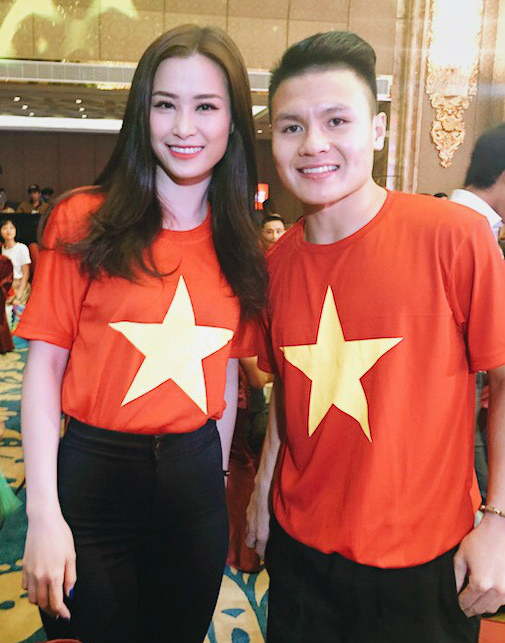 Ngày thường ‘lầy lội’ là thế nhưng khi đứng cạnh mỹ nhân V-biz, U23 Việt Nam khác biệt ‘một trời một vực’