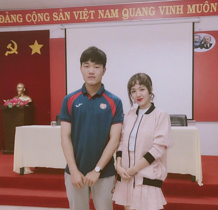 Ngày thường ‘lầy lội’ là thế nhưng khi đứng cạnh mỹ nhân V-biz, U23 Việt Nam khác biệt ‘một trời một vực’