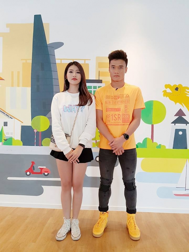 Ngày thường ‘lầy lội’ là thế nhưng khi đứng cạnh mỹ nhân V-biz, U23 Việt Nam khác biệt ‘một trời một vực’