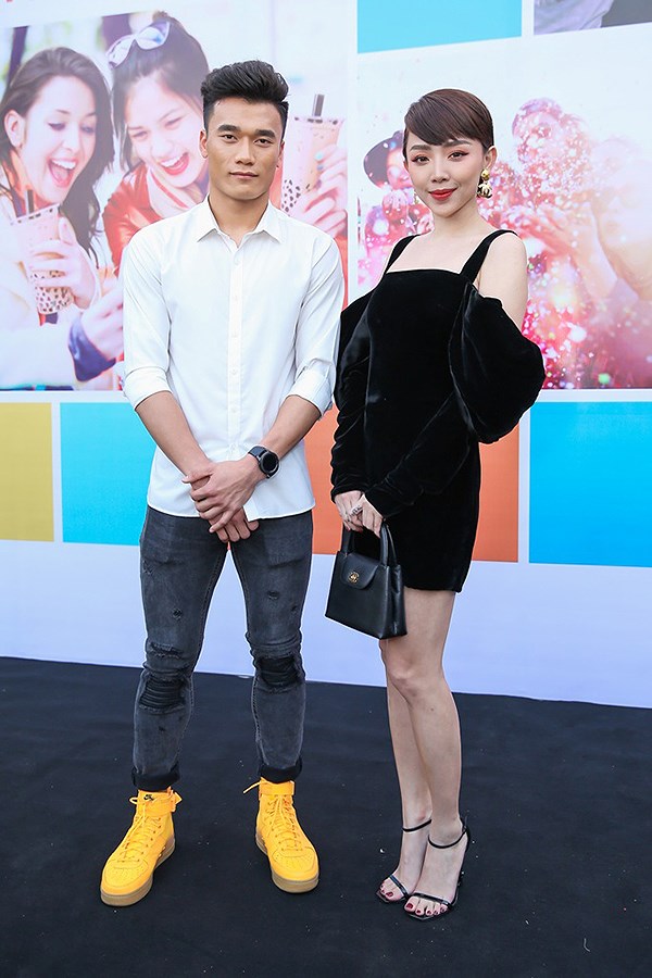 Ngày thường ‘lầy lội’ là thế nhưng khi đứng cạnh mỹ nhân V-biz, U23 Việt Nam khác biệt ‘một trời một vực’