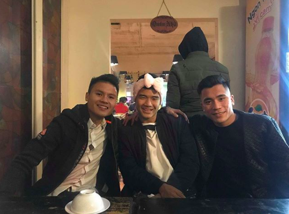 Ngày thường ‘lầy lội’ là thế nhưng khi đứng cạnh mỹ nhân V-biz, U23 Việt Nam khác biệt ‘một trời một vực’ Ngày thường ‘lầy lội’ là thế nhưng khi đứng cạnh mỹ nhân V-biz, U23 Việt Nam khác biệt ‘một trời một vực’