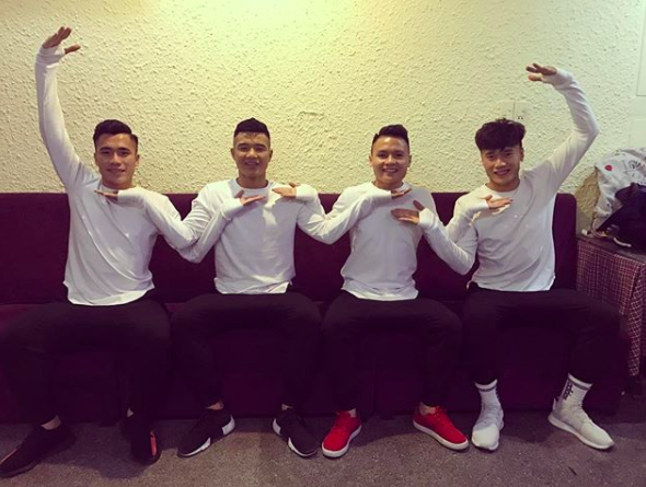 Ngày thường ‘lầy lội’ là thế nhưng khi đứng cạnh mỹ nhân V-biz, U23 Việt Nam khác biệt ‘một trời một vực’