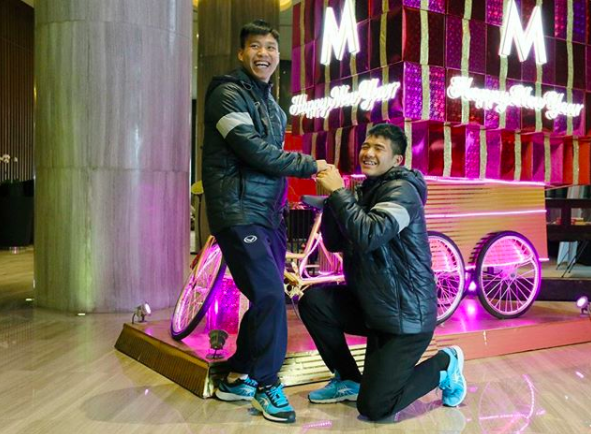 Ngày thường ‘lầy lội’ là thế nhưng khi đứng cạnh mỹ nhân V-biz, U23 Việt Nam khác biệt ‘một trời một vực’