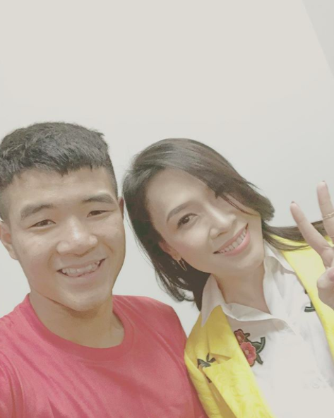 Ngày thường ‘lầy lội’ là thế nhưng khi đứng cạnh mỹ nhân V-biz, U23 Việt Nam khác biệt ‘một trời một vực’