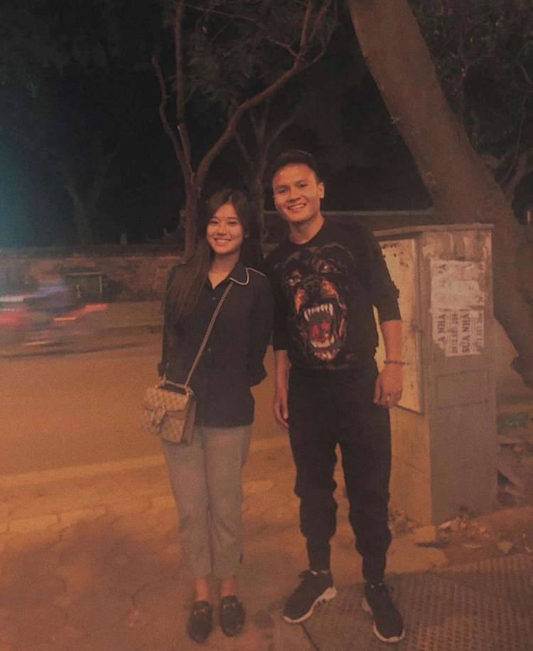 Ngày thường ‘lầy lội’ là thế nhưng khi đứng cạnh mỹ nhân V-biz, U23 Việt Nam khác biệt ‘một trời một vực’