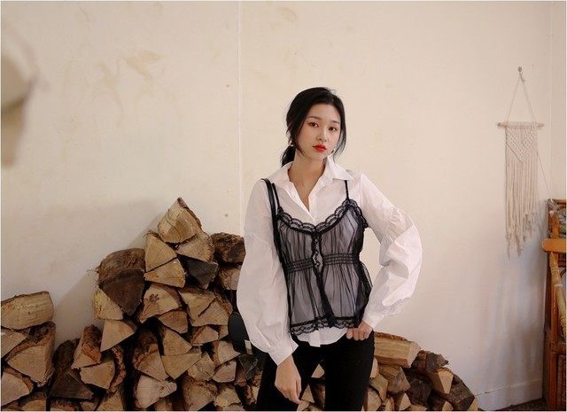 Sơmi trắng đơn giản là vậy, nhưng có tới tận 15 cách kết hợp giúp bạn mặc cả tuần không chán