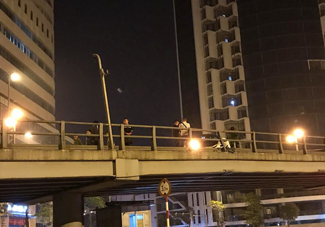 Mercedes tông nát xe máy trên cầu vượt Thái Hà