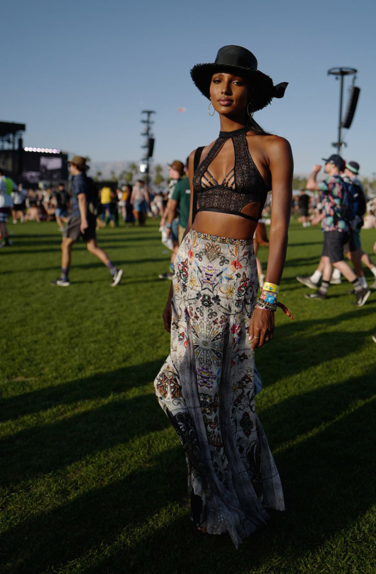 Giới trẻ Mỹ mặc áo tắm, đồ lót đi xem ca nhạc