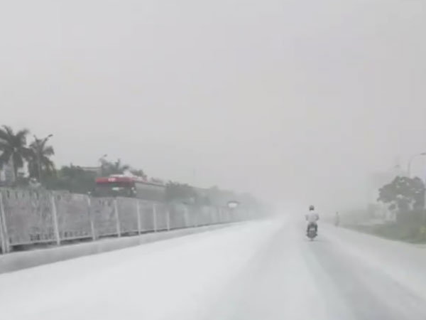 Hải Dương: Quốc lộ 5 bỗng dưng bị tuyết lạ phủ trắng xoá không rõ lý do