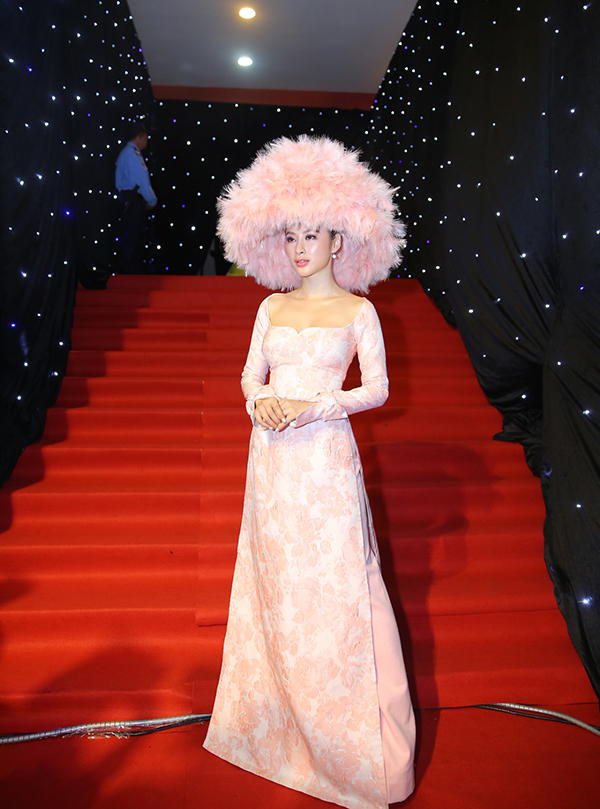 Angela Phương Trinh diện áo dài, đội nón lông nổi bật bên dàn sao