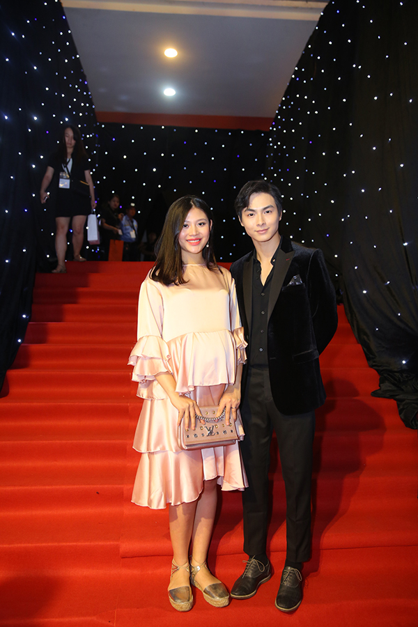 Angela Phương Trinh diện áo dài, đội nón lông nổi bật bên dàn sao