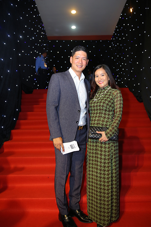 Angela Phương Trinh diện áo dài, đội nón lông nổi bật bên dàn sao