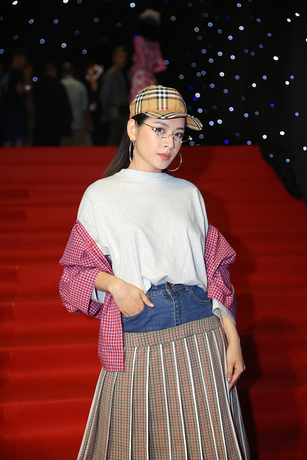 Angela Phương Trinh diện áo dài, đội nón lông nổi bật bên dàn sao