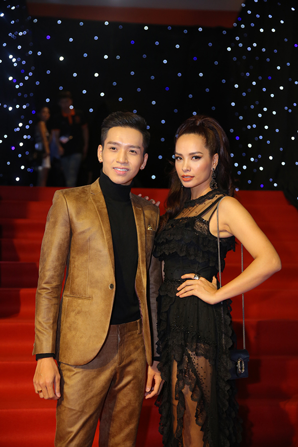 Angela Phương Trinh diện áo dài, đội nón lông nổi bật bên dàn sao